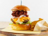 チリソースで味付けた牛肉がトッピンされたハンバーガー。自慢のパティも入っており、2種類の肉、トマト、レタス、玉葱、チーズが織りなすマリアージュが楽しめる贅沢な逸品です。