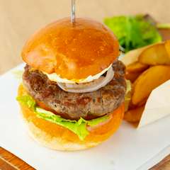 “肉肉しいおいしさ”を心ゆくまで堪能する『ハンバーガー』