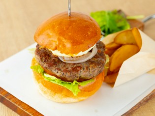 “肉肉しいおいしさ”を心ゆくまで堪能する『ハンバーガー』