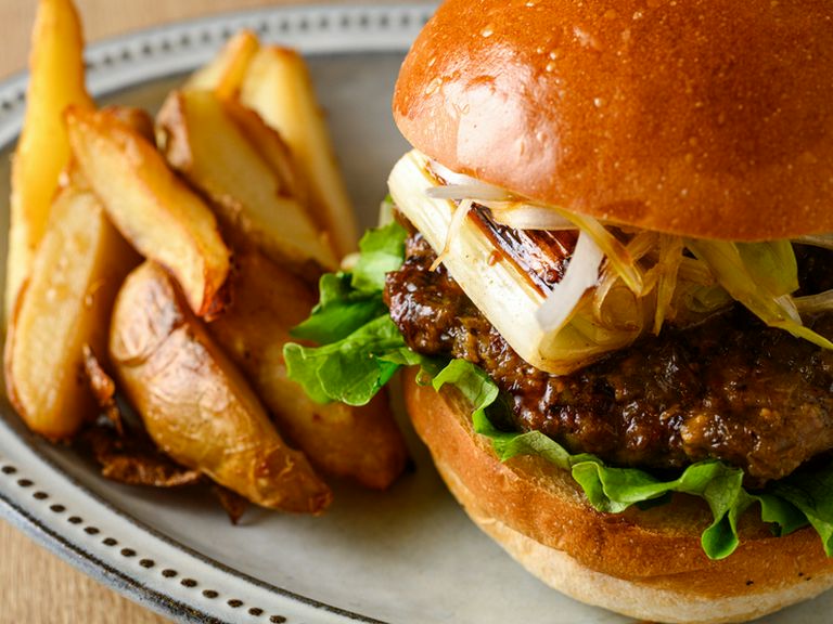 “ジューシーなパティ”の秘密は、厳選された牛赤身肉