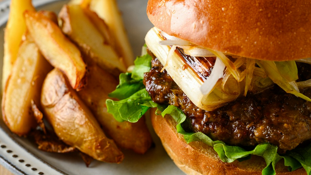 “ジューシーなパティ”の秘密は、厳選された牛赤身肉