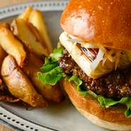 ハンバーガーが自慢の【Craft　Burger＆Grill　Jiro】。中でもパティにこだわっており、素材は厳選された赤身肉を100％使用しています。噛めばかむほど旨味があふれ出し、思わず笑みがこぼれます。