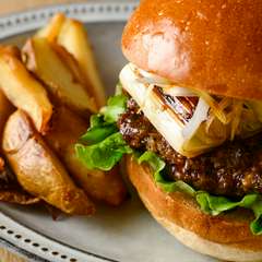 “ジューシーなパティ”の秘密は、厳選された牛赤身肉