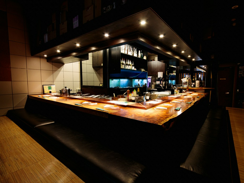 掘りごたつ式のカウンター席で、肩肘張らずにくつろぎの時間を