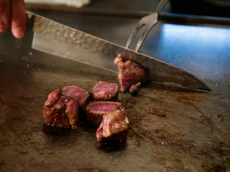 上質な黒毛和牛や活きた魚介など、吟味を重ねた高級食材に舌鼓