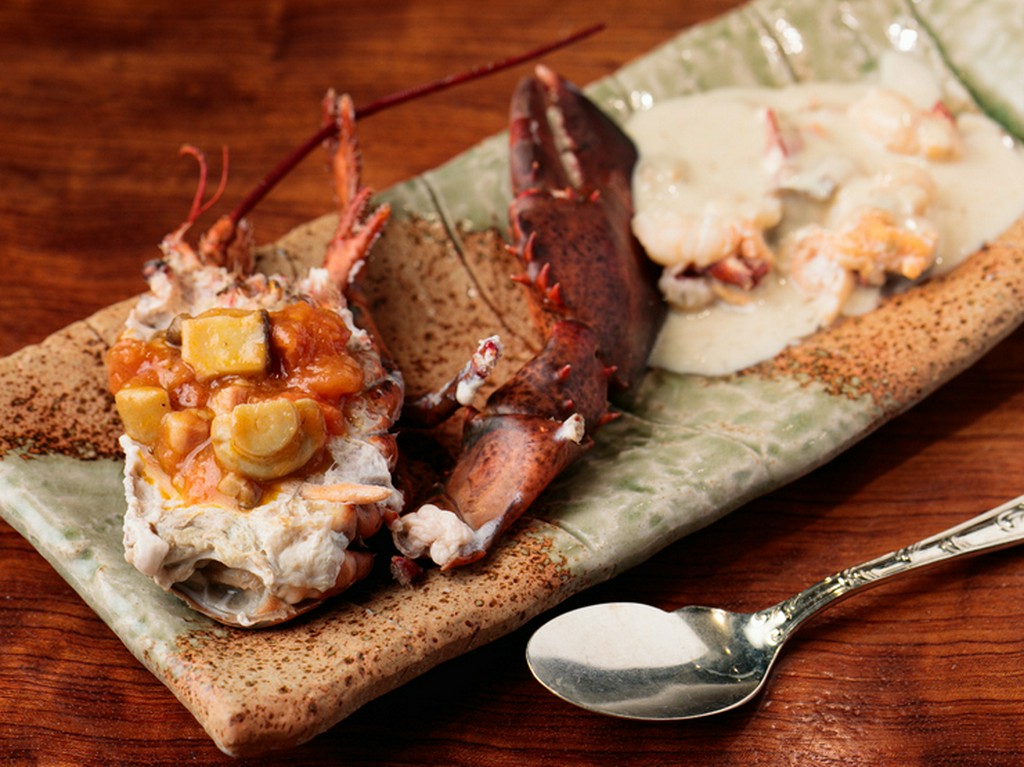 目の前でさばいて豪快に焼き上げる『オマール海老のグリル』