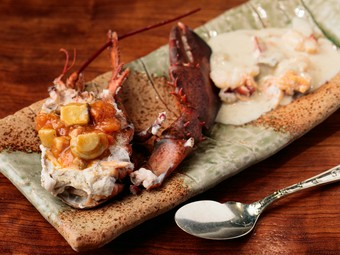 目の前でさばいて豪快に焼き上げる『オマール海老のグリル』