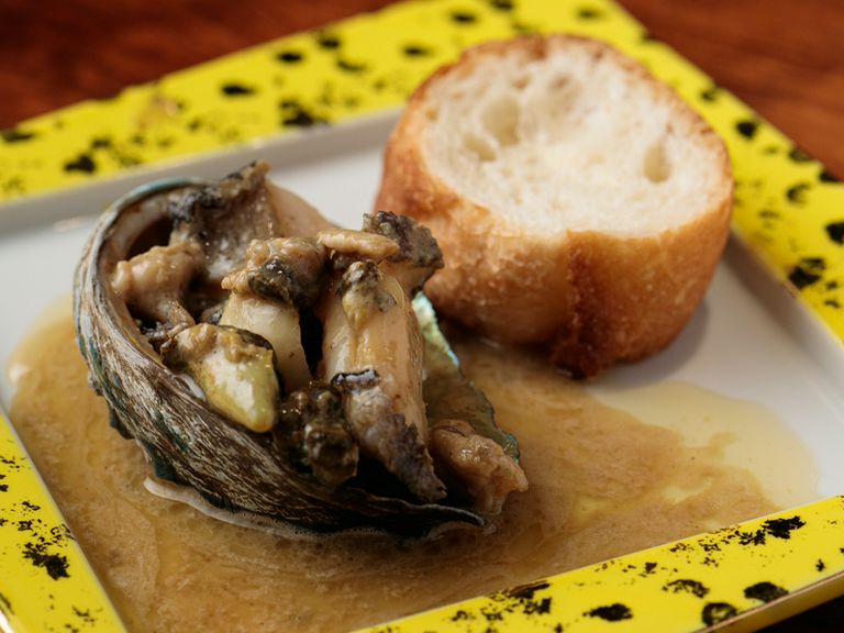 柔らかく濃厚な旨みがあふれ出す『活きアワビのステーキ』