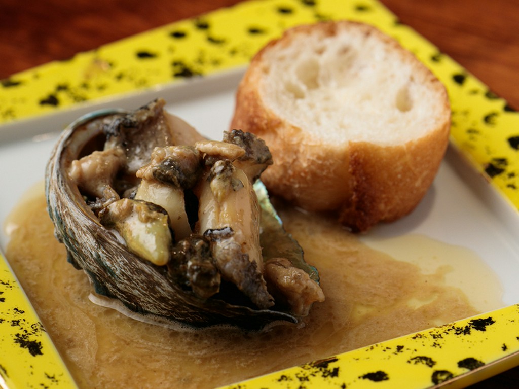 柔らかく濃厚な旨みがあふれ出す『活きアワビのステーキ』