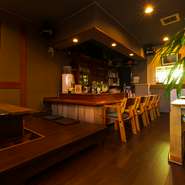 ウッド調の温かみある内装でまとめられた店内は、小上がりの掘りごたつ式座敷席やカウンター席、テーブル席を備えています。訪れるゲストの人数や利用シーンに合わせて利用可能。ゆったりとくつろいで過ごせます。