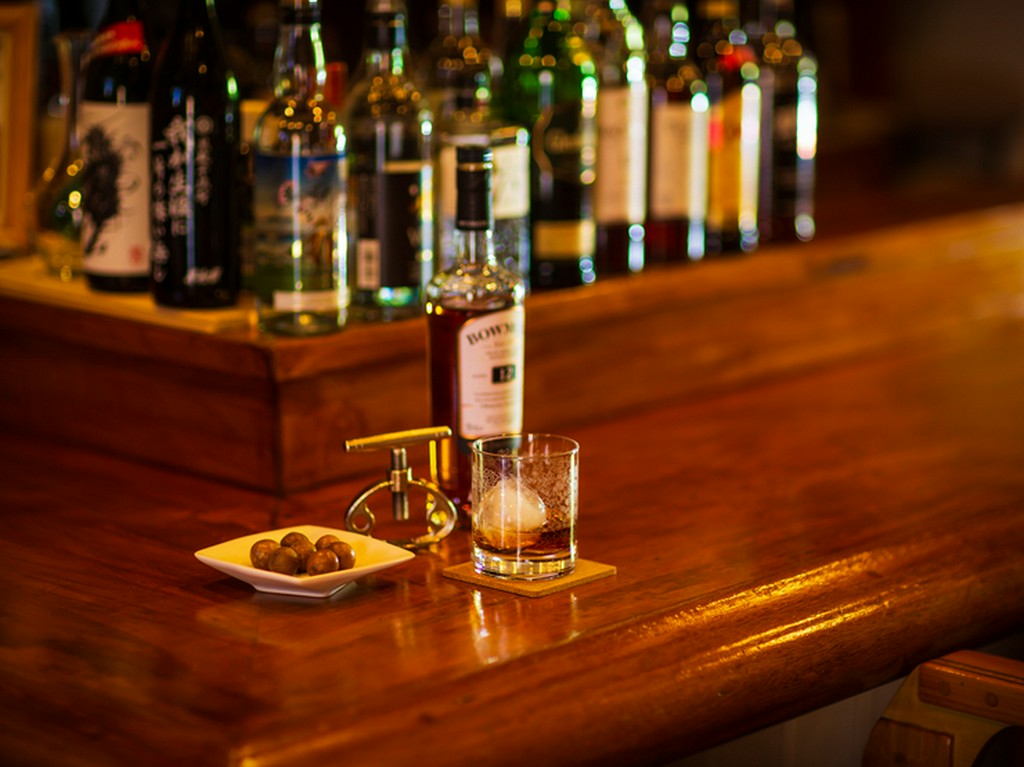 商業施設が立ち並ぶ通りから少し離れた静かな場所に位置する