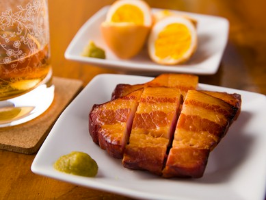 二人だけの大切な時間を燻製料理や好みのドリンクで楽しむ