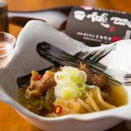 日本酒や焼酎の肴にオススメの『牛すじ煮込み』。醤油ベースで鷹の爪がピリッと効いた、甘辛味仕上げです。大根やじゃが芋といった宮城県産の野菜を一緒に炊き込んだ牛すじを味わえます。