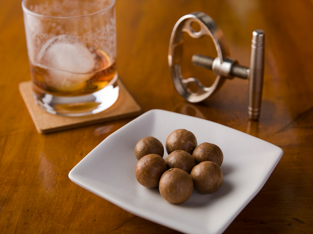 珍しい殻付き。自分で割って食べる『マカダミアナッツ』