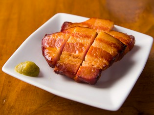 香りと香ばしさが口中に広がる『燻製　ベーコン』