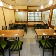 静かに落ち着いておいしい料理やお酒を楽しめるので、平日は近隣の会社員が、週末はファミリーも多く来店。仙台ならではの料理も豊富で、出張客や遠方から訪れるゲストも満足できること請け合いです。