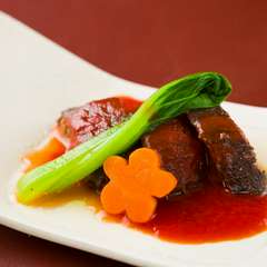 口に含めばほどけるようなやわらかさを実感、中まで味がしっかりとしみ込んだ『牛舌とまと煮』