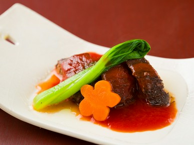 口に含めばほどけるようなやわらかさを実感、中まで味がしっかりとしみ込んだ『牛舌とまと煮』