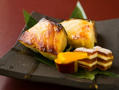 綺麗な焼き色が付いた魚から、香ばしい西京味噌の香りがフワッと漂い食欲をそそられる『西京焼』