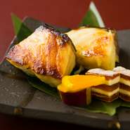 季節や仕入れによりさまざまな魚で提供される一皿。自家製の西京味噌に1～2日ほど漬け込まれています。旨みが凝縮された魚に西京味噌の塩味が加わり、おいしさが倍増。※写真はアブラボウの西京焼です。