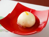 ふかしたジャガイモにホワイトソースを合わせてつくるまんじゅう。裏ごししているのでのど越しは滑らかです。中にはサーモンを煮たものが入っています。コース料理で食べることができる一品。