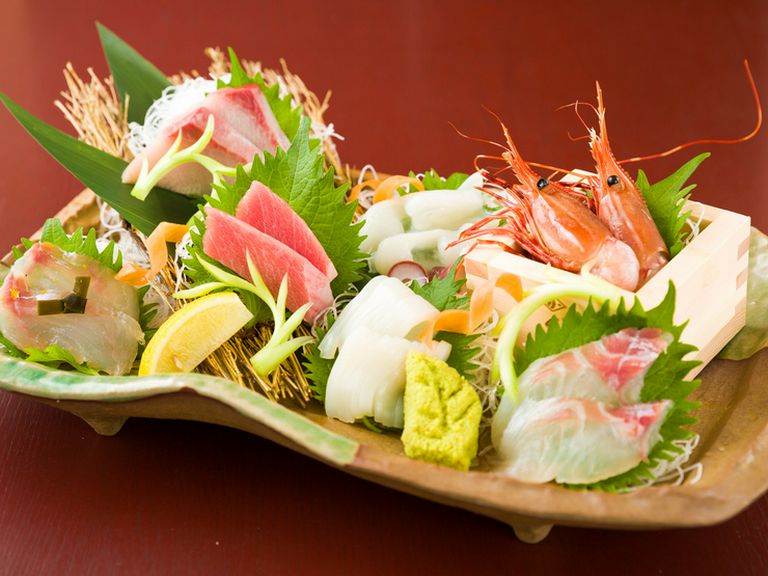 色とりどりに盛られた華やかな一皿、季節の味を楽しめる新鮮な鮮魚を使用した『お刺身盛り合わせ』