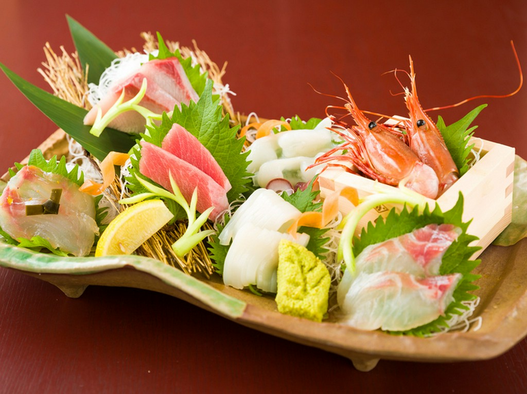 色とりどりに盛られた華やかな一皿、季節の味を楽しめる新鮮な鮮魚を使用した『お刺身盛り合わせ』