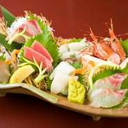 色とりどりに盛られた華やかな一皿、季節の味を楽しめる新鮮な鮮魚を使用した『お刺身盛り合わせ』
