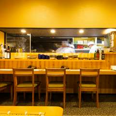 のんびり一人飲みを楽しむなら、カウンター席がオススメ