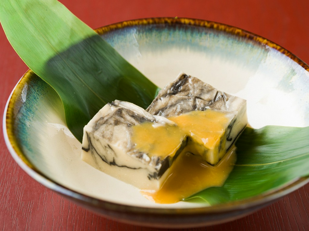 白ごまと黒ごまを使い雲竜模様を表現した『ごま豆腐』