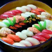 鮮魚を使った寿司は絶品。定番メニューはありますが、アレルギーや苦手な食材などを確認してもらえるので安心です。老若男女に対応できる、さまざまな寿司が用意されます。