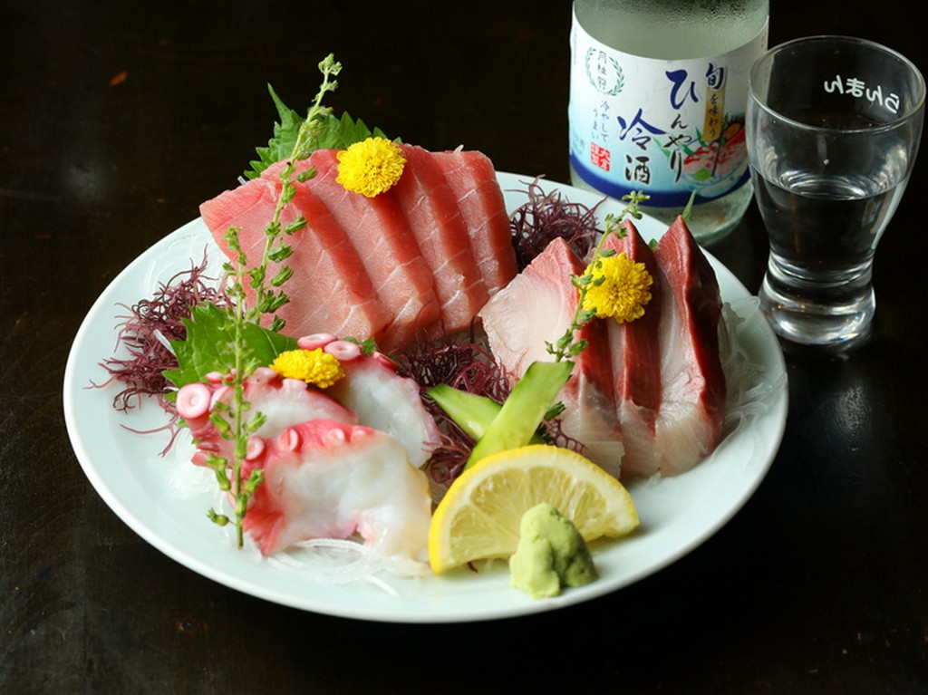 八起特製の逸品料理や地鶏料理など、豊富なメニューを堪能