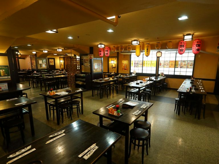 活気ある広々とした空間がゲストを出迎える