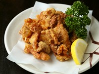 揚げたてにレモンを絞り、ビールと一緒に味わいたい『ホルモン　スタミナ揚げ』