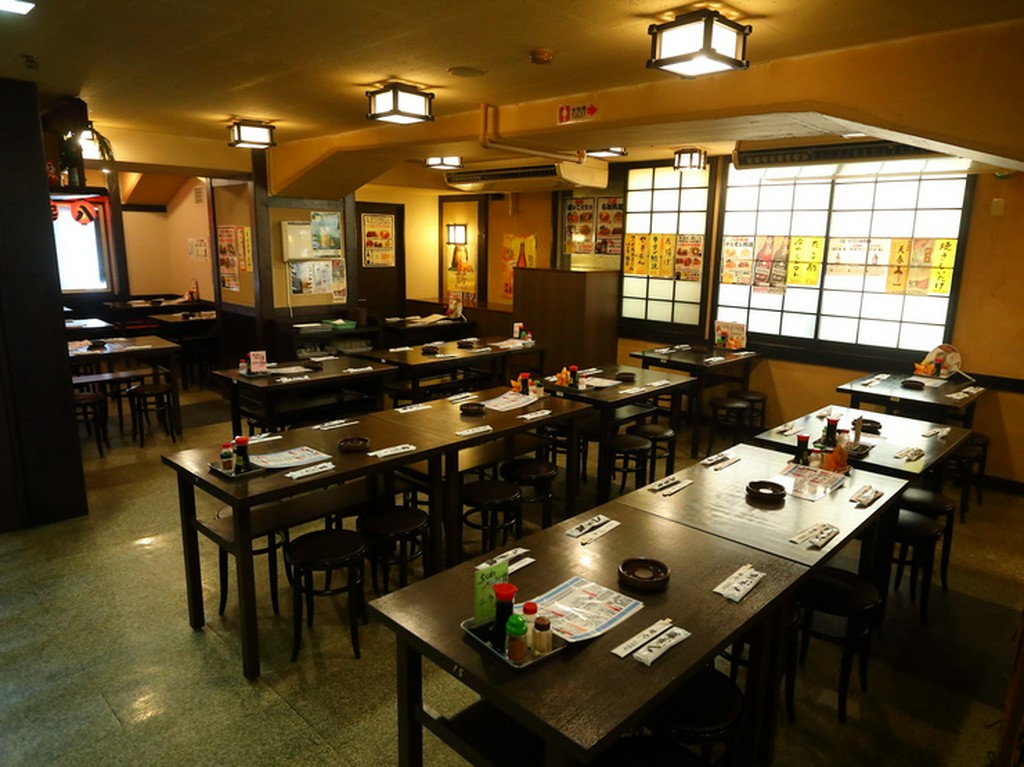 活気のある声がゲストを出迎える憩いのスポット