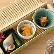 料理人が直接市場へ出向き、目利きで選ぶ旬の貝を刺身や逸品料理で味わえる貝料理専門店です。名物料理の『貝刺し盛り合わせ』や『貝の籠蒸し』を日本酒と一緒に味わう至福の瞬間がゲストを待っています。