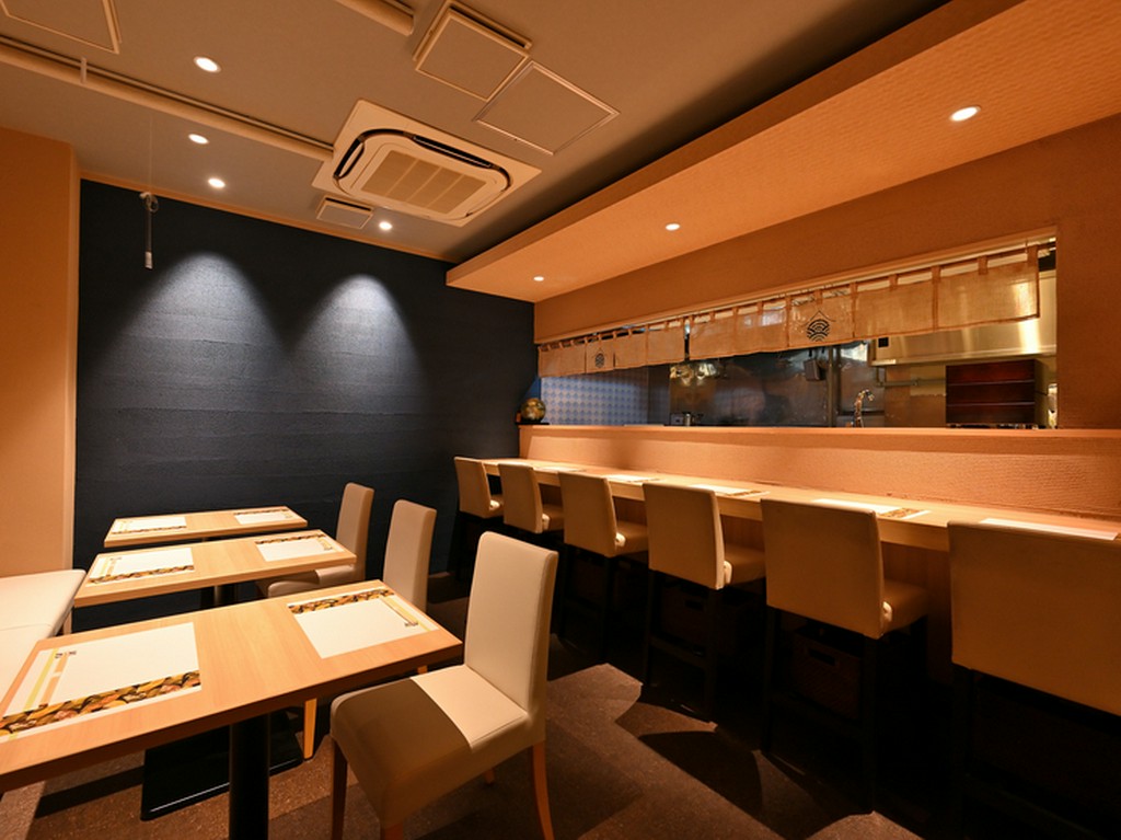 貝料理と日本酒に舌鼓をうつ、大人ならではの和やかな時間