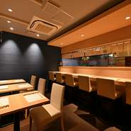 白の木目を基調としたシンプルな空間に紺青の壁が印象的な店内。貝料理と日本酒に舌鼓をうつ、大人ならではの和やかな時間が期待できます。接待や会食の場にも相応しい上質な雰囲気が魅力です。