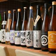 利き酒師の資格を持つ料理人が素材や季節に合わせて全国から取り寄せる日本酒が楽しめます。有名銘柄から希少な銘柄まで、貝とのペアリングを意識した日本酒の品揃えに興味がそそられます。