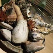 その季節ならではの貝を使った鍋料理が堪能できるのも【貝や　ほくと】を訪れる楽しみのひとつです。貝のだしが五臓六腑にしみわたる、滋味深い味わいの鍋に心も体も温まります。