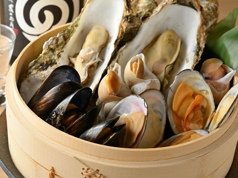 一気に蒸し揚げ、素材の旨みをギュッと閉じ込めた『貝の籠蒸し』