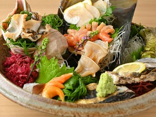 濃厚な旨みが堪能できる『おまかせ貝刺し盛り合わせ』