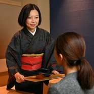 女将のさりげない心づかいにほっと心が和む、温かみのある接客が【貝や　ほくと】のおもてなしの流儀です。ひとつひとつ丁寧にたてた抹茶を食事の最後に味わう粋な楽しみに非日常を感じます。