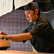 貝の産地から流通、調理までを深く知る料理人が手がける貝料理専門店。毎日市場へ出向き、見極め、目利きで仕入れる貝を、素材に合わせた調理法で提供するという専門店ならではの貝料理が美食家の舌を唸らせます。