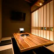 和の落ち着いた雰囲気を醸す、掘りごたつの完全個室。気の合う仲間との宴会や会食はもちろん、接待などのビジネスシーンにも利用できます。襖を開ければ、大人数での食事会も叶う、頼れる焼肉専門店です。