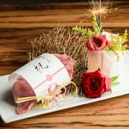 誕生日会、記念日デート、節句や長寿の祝いなど、大切にしたい節目は『肉ケーキ』でお祝いはいかが。霜降りの黒毛和牛を使用した、フォトジェニックな厳選肉はインパクト大。思い出に残すパーティーにおすすめです。