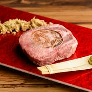 竹パウダーの乳酸菌発酵で味わう、味噌の風味と程よい甘みが引き出された逸品。「厚切り牛タン」の常識を覆すような、サクサクと歯切れの良い食感に感動するハズ。一味もふた味も異なる“初体験の牛タン焼肉”です。