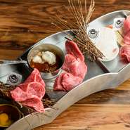 いちぼ、赤ミスジ、とうがらし。3種の赤身の希少部位をいただく贅沢な盛り合わせ。赤身と言えども、バランスよくサシが入った柔らかく肉の旨味をしっかり味わえる“極上”の美味しさを堪能できます。