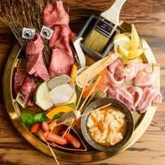 希少部位も人気部位も味わえる、贅沢な盛り合わせ。カルビ、タン、鶏モモ、豚バラ、ホルモン、ウインナー、季節野菜と、バリエーション豊かで子どもも大人も大満足。有亭オリジナルの食べ方で美味しく味わえます。