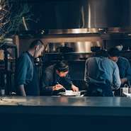 有亭のテイクアウトとは別で駐車場にてドライブスルー致します！各店のMENUと今だけのコラボメニューを外食のようなテーブルでおうちでお楽しみ頂けますと幸いです。近江町食堂さんは昭和５年創業の近江町代表の老舗です。老舗の味わいは格別です！　レスピラシオンさんはモダンスパニッシュの金沢、輝かしい経歴のスーパーシェフ達の味を求めて首都、世界からお客様が予約殺到しています。おうちで是非お楽しみ下さい！